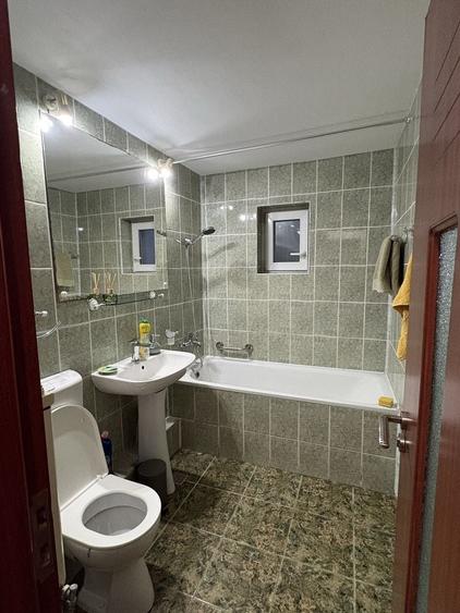 Apartament cu 3 camere decomandat, mobilat în Între Lacuri