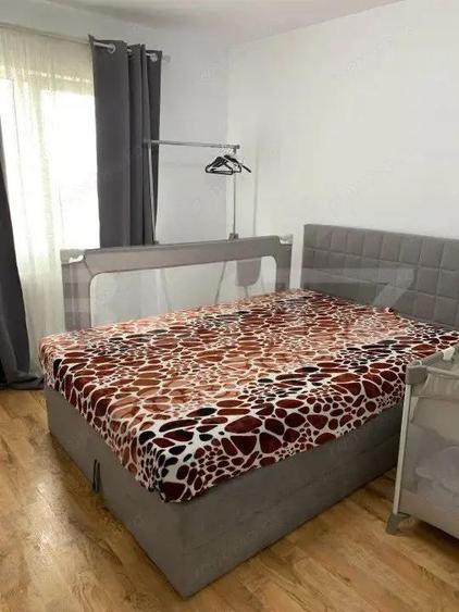 Apartament cu 3 camere decomandat în Teiu
