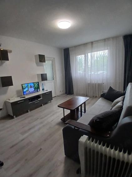 Garsonieră decomandată în Vest