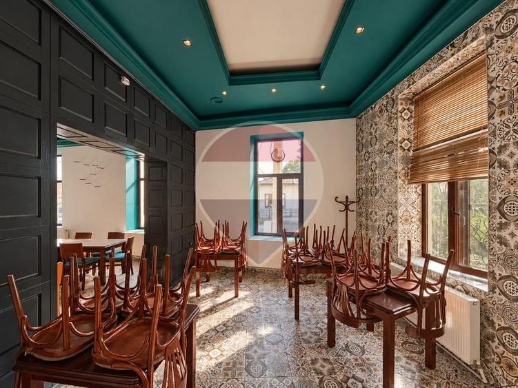 Casă individuală cu 8 camere cu Teren 543 Mp în Central