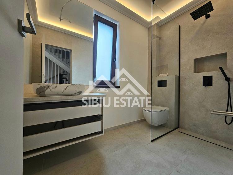 Duplex cu 4 camere cu Canalizare în Șura Mare