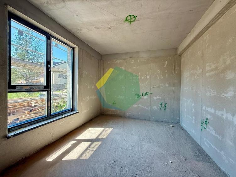 Casă individuală cu 7 camere cu Canalizare în Central