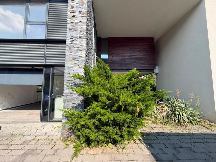 Casă individuală cu 5 camere cu Teren 992 Mp în Pipera