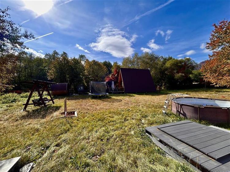 Casă individuală cu 4 camere cu Piscina în Predeluț