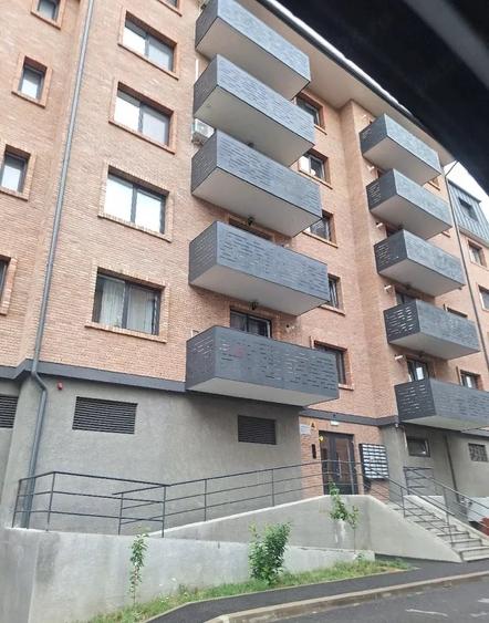 Apartament cu 2 camere semidecomandat, mobilat în Chinteni