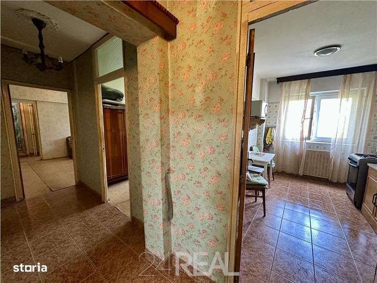 Apartament cu 3 camere semidecomandat în Apusului