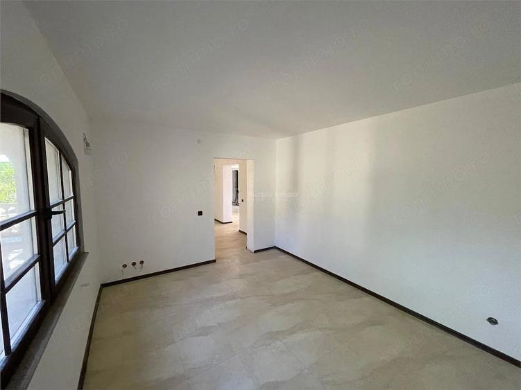 Casă cu 9 camere cu Teren 280 Mp în Petrești