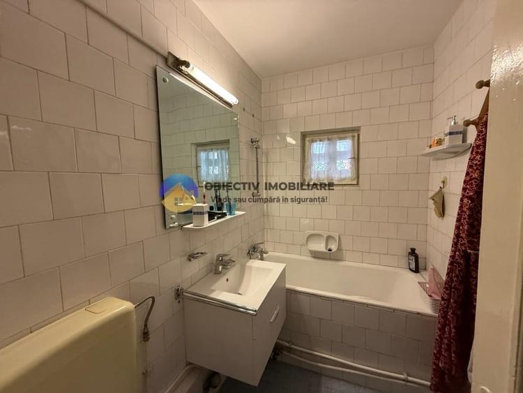 Apartament cu 3 camere semidecomandat, mobilat în Central