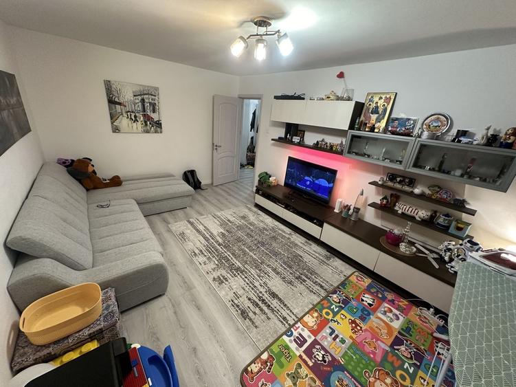 Apartament cu 3 camere decomandat, mobilat în Tomis III