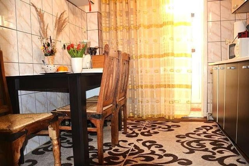 Apartament cu 3 camere decomandat în Micro 4