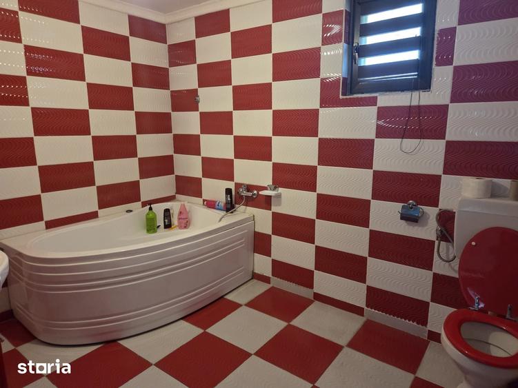 Casă cu 4 camere cu Teren 964 Mp în Țițești