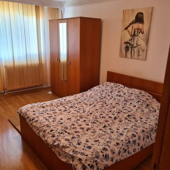 Apartament cu 3 camere semidecomandat, mobilat în Podu Roș
