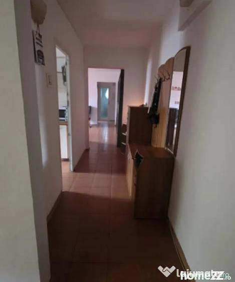 Apartament cu 3 camere semidecomandat în Central