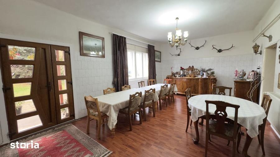 Casă cu 7 camere cu Teren 4620 Mp în Central
