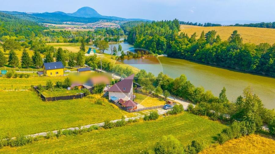 Casă individuală cu 5 camere cu Teren 696 Mp în Vulcan