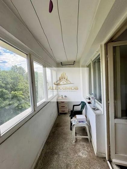 Apartament cu 3 camere semidecomandat în Alexandru Obregia