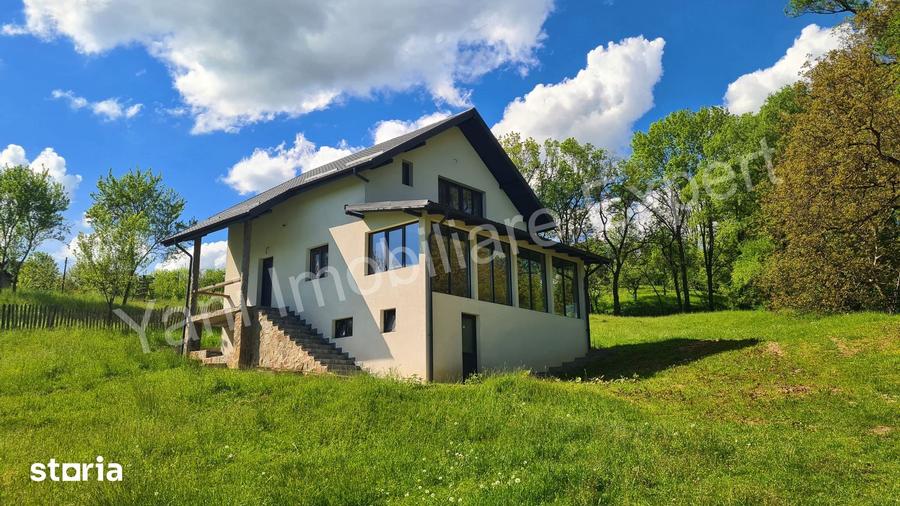 Casă cu 4 camere cu Teren 2435 Mp în Arefu