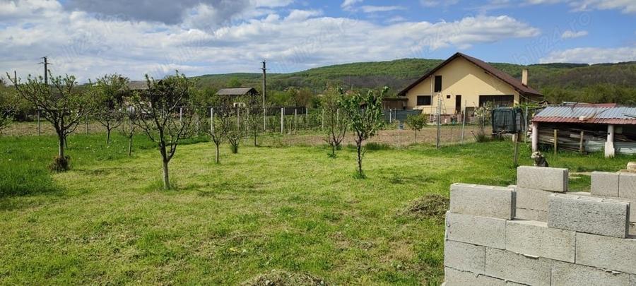 Casă cu 4 camere cu Teren 2000 Mp în Predești