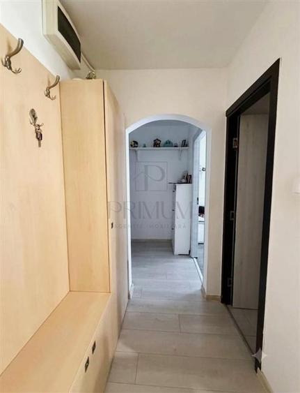 Apartament cu 3 camere semidecomandat, mobilat în Lipovei