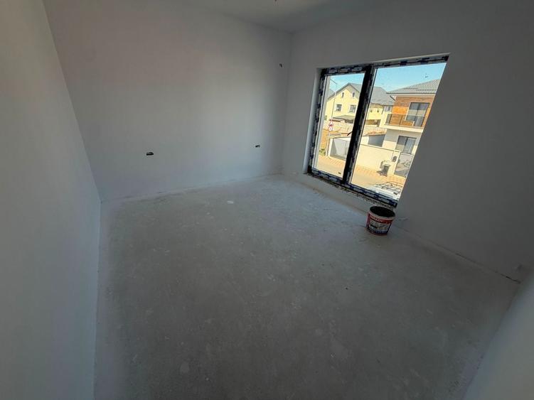 Duplex cu 4 camere cu Canalizare în Central