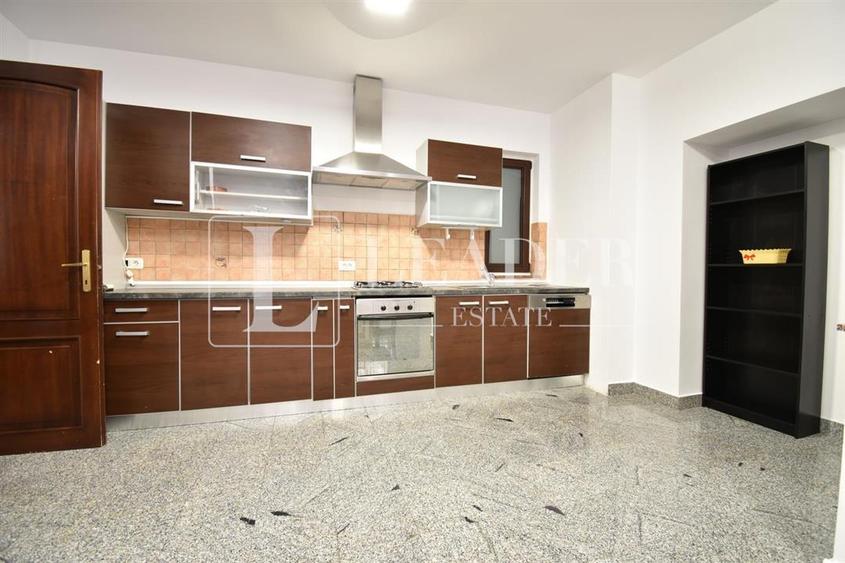 Apartament cu 4 camere semidecomandat în Aviatorilor