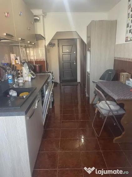 Apartament cu 3 camere decomandat, mobilat în Noua