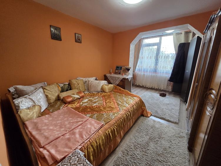 Apartament cu 3 camere decomandat, mobilat în Alexandru cel Bun