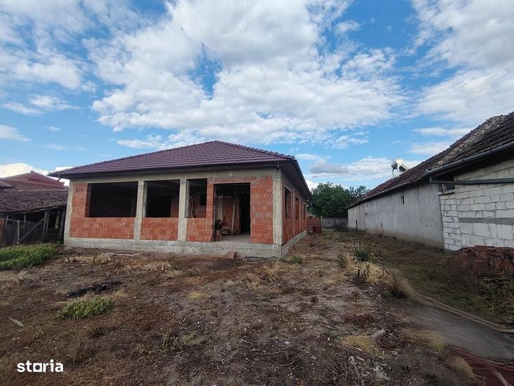 Casă cu 4 camere cu Teren 1600 Mp în Central