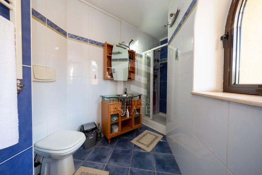Casă individuală cu 8 camere cu Canalizare în Central