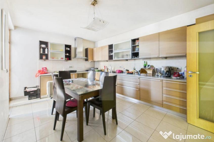 Casă cu 7 camere cu Teren 680 Mp în Mehala