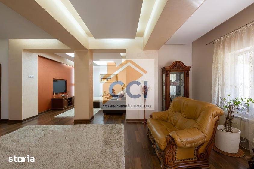 Casă cu 8 camere cu Teren 397 Mp în Central