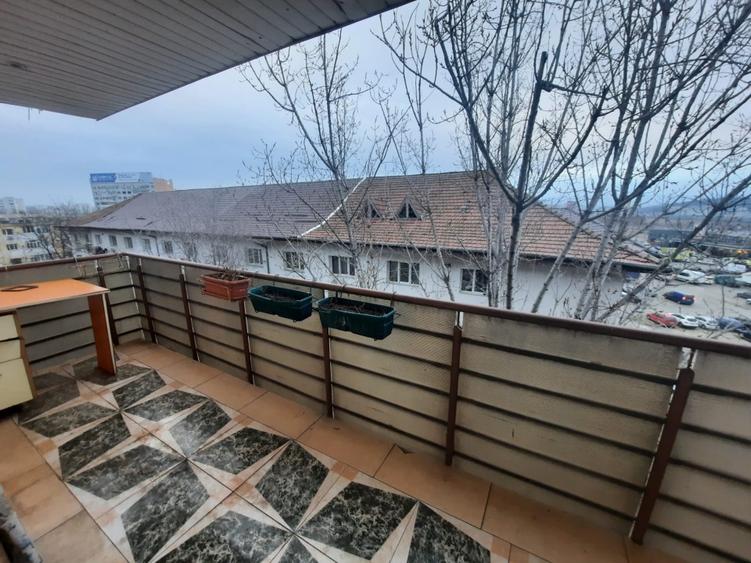 Apartament cu 2 camere semidecomandat în Podu Roș