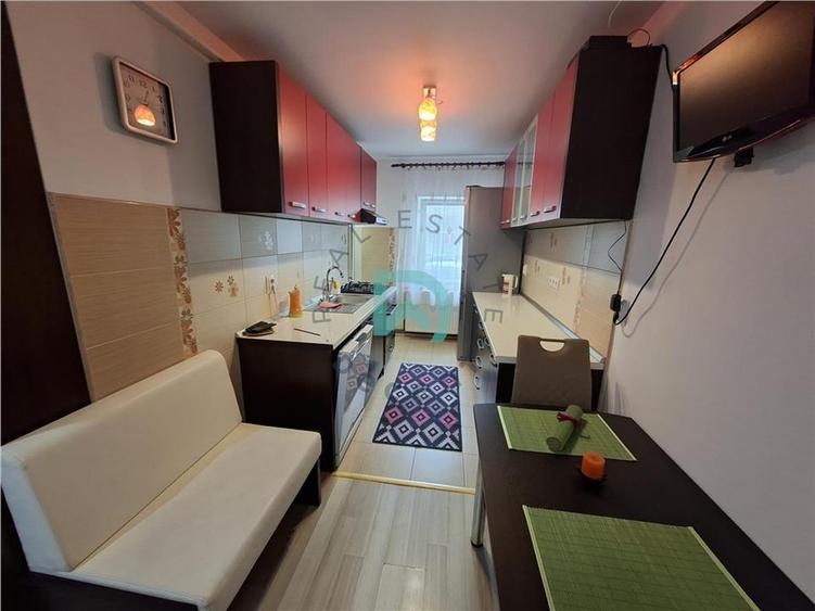 Apartament cu 3 camere semidecomandat în Tractorul