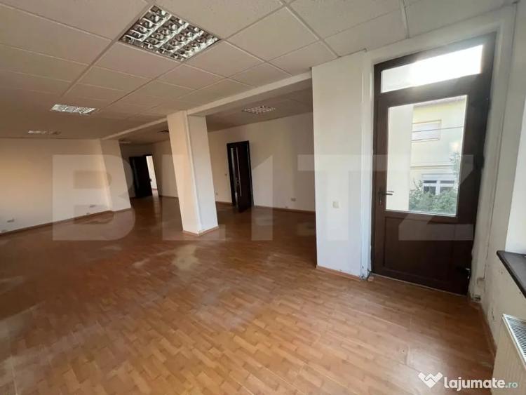 Spațiu comercial, de 586 mp, în Micro 11