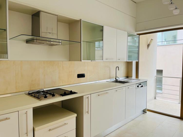 Apartament cu 5 camere decomandat în Primăverii