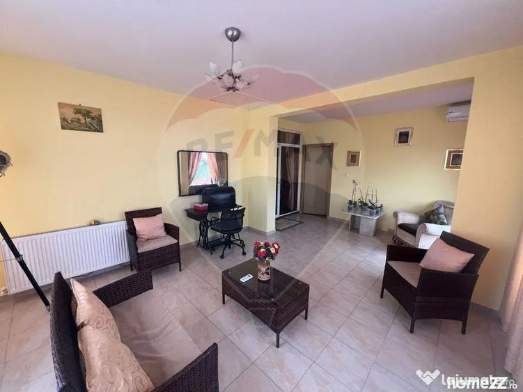 Casă cu 7 camere cu Teren 983 Mp în Garoafa