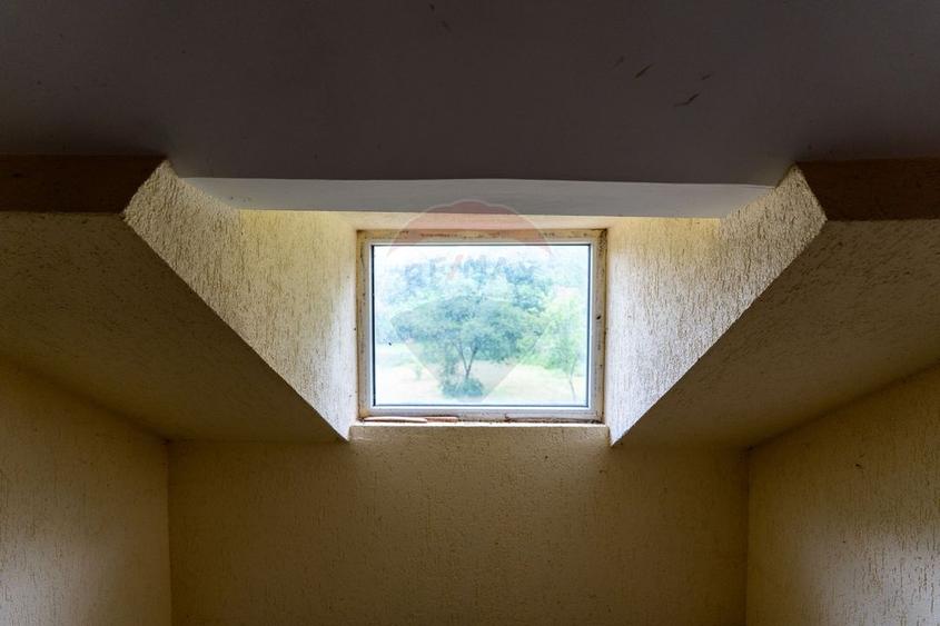 Casă individuală cu 6 camere cu Teren 2143 Mp în Crișan
