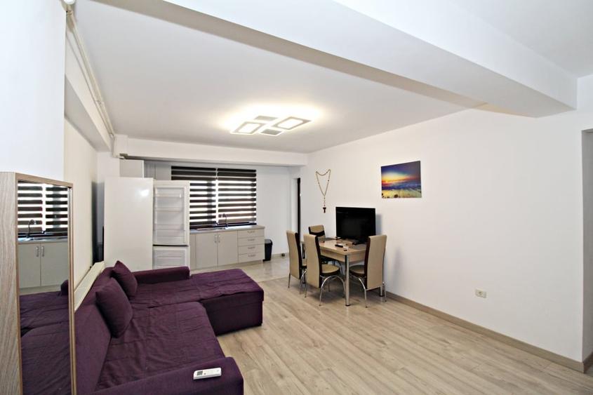 Apartament cu 3 camere semidecomandat în Km 4