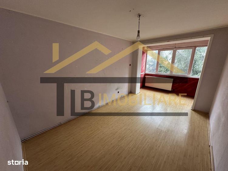 Apartament cu 3 camere semidecomandat în Central