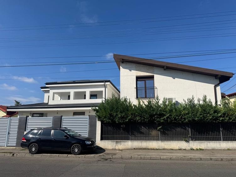 Casă individuală cu 5 camere cu Teren 300 Mp în Central