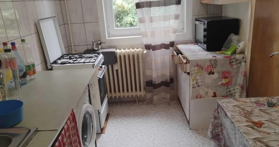 Apartament cu 3 camere semidecomandat, mobilat în Ozana