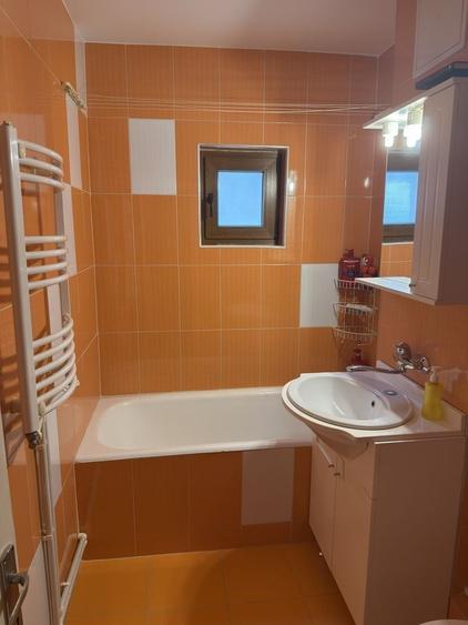 Apartament cu 3 camere decomandat, mobilat în Piața Centrală