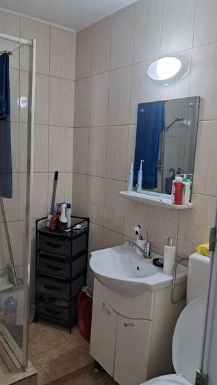 Apartament cu 3 camere semidecomandat în Podu Roș