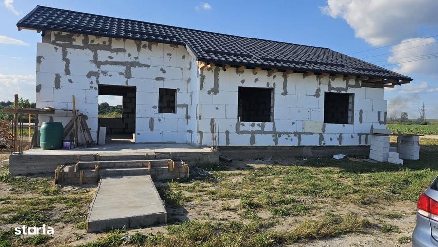 Casă cu 4 camere cu Teren 402 Mp în Ișalnița