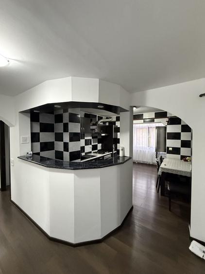 Apartament cu 3 camere decomandat în Sârbi