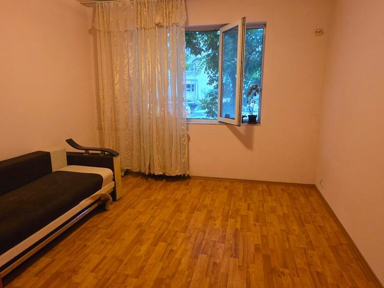 Apartament cu 3 camere decomandat în Dristor