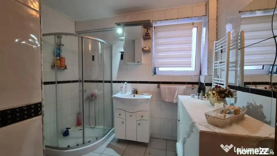Casă cu 7 camere cu Teren 300 Mp în Mihai Bravu