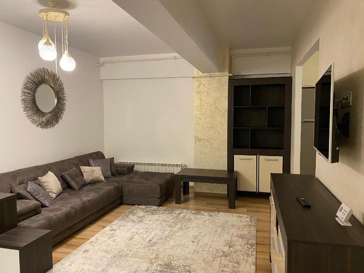 Apartament cu 3 camere semidecomandat, mobilat în 9 Mai