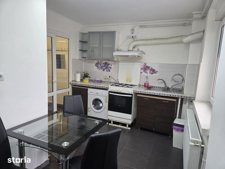Apartament cu 3 camere decomandat în Rovine