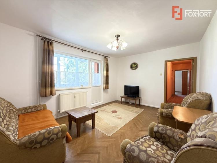 Apartament cu 3 camere semidecomandat, mobilat în Dacia